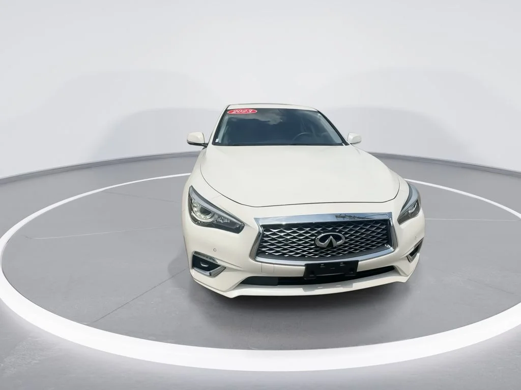 Used 2023 White INFINITI LUXE image 3