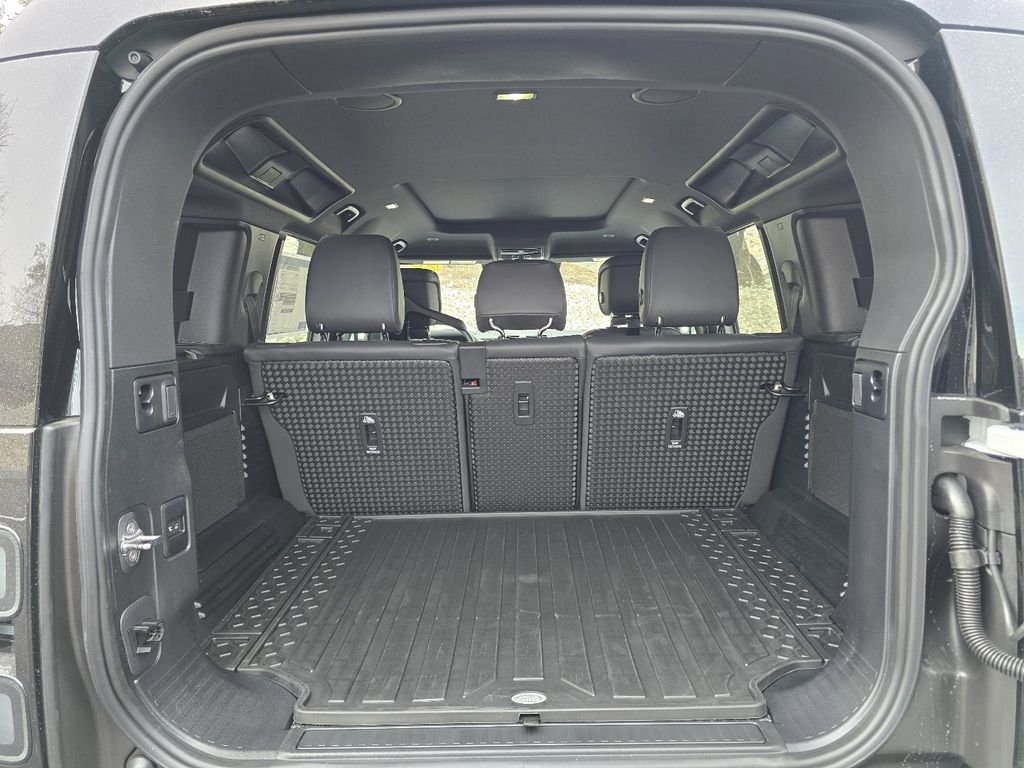New 2026 Fuji White Land Rover X-Dynamic se image 30