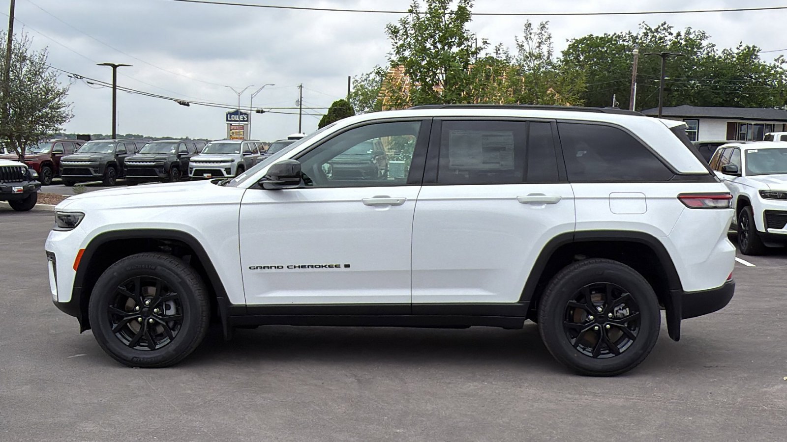New 2026 Bright White Clear-Coat Exterior Paint Jeep Laredo Altitude image 8