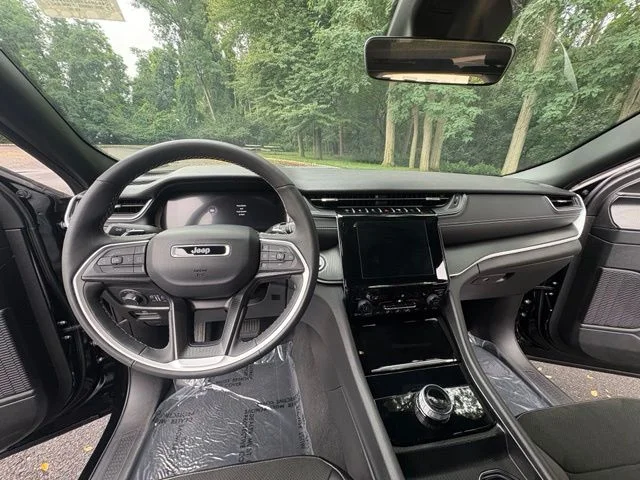 Used 2025 Diamond Black Jeep Altitude X image 7
