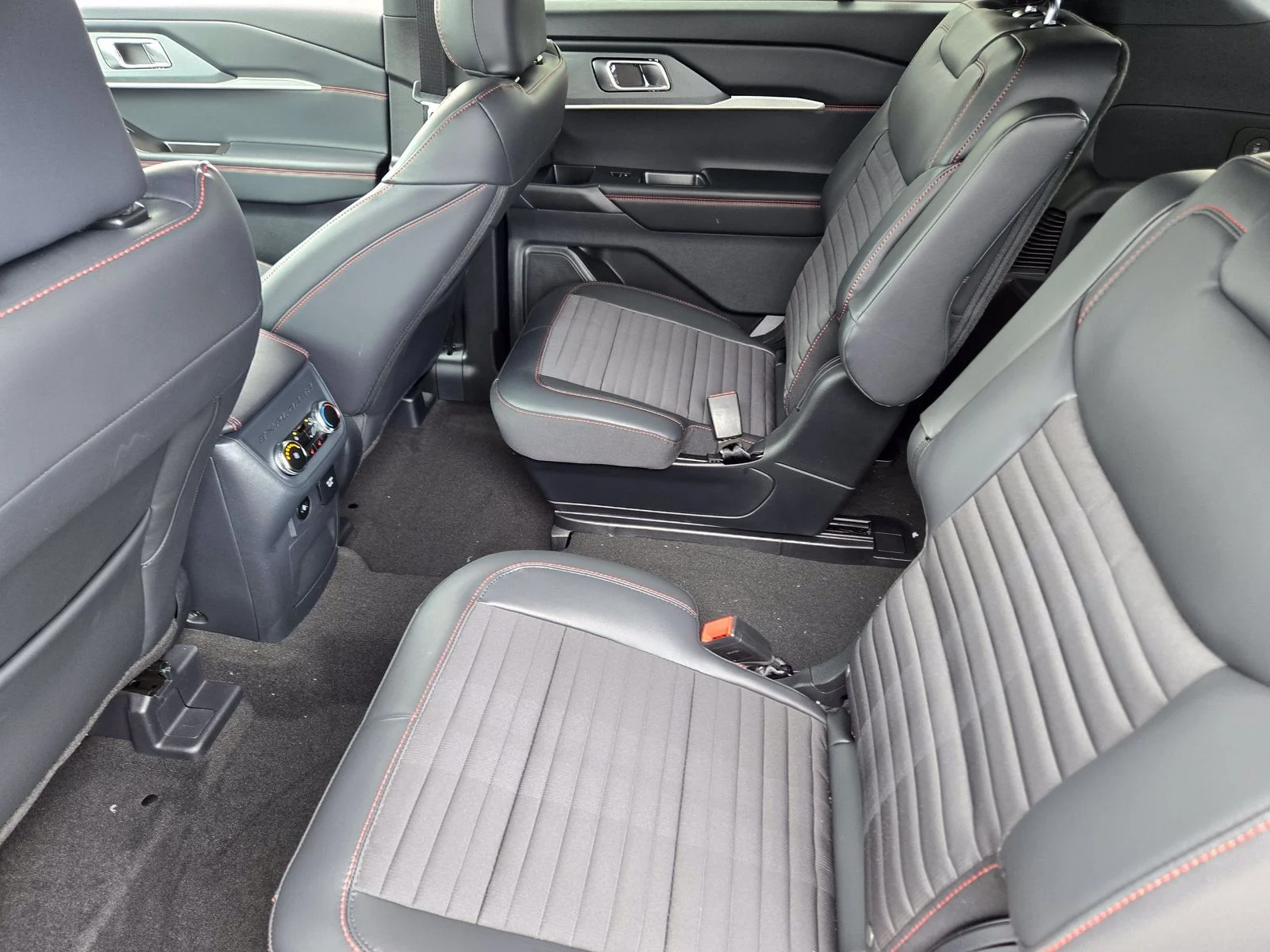 New 2026 Star White Metallic Tri-Coat Ford ST-Line image 18