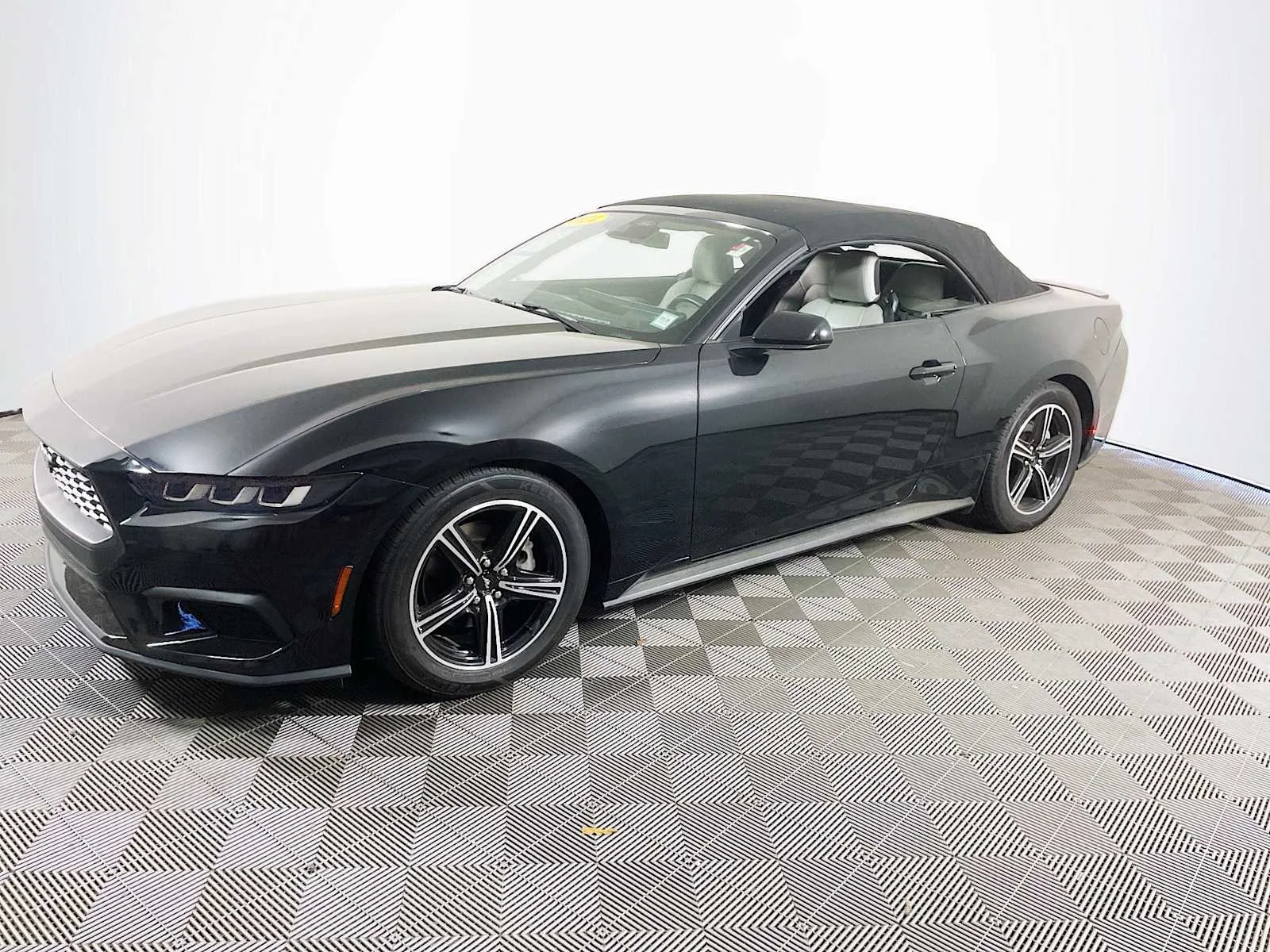 2024 Ford Mustang EcoBoost Convertible's photo