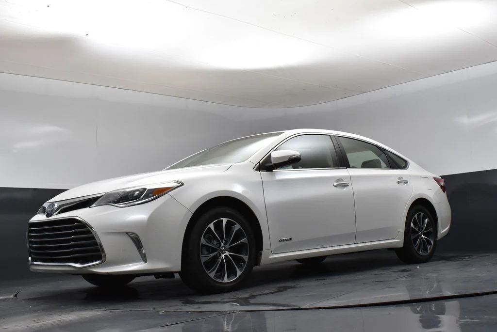 Used 2018 Blizzard Pearl Toyota XLE Premium image 12