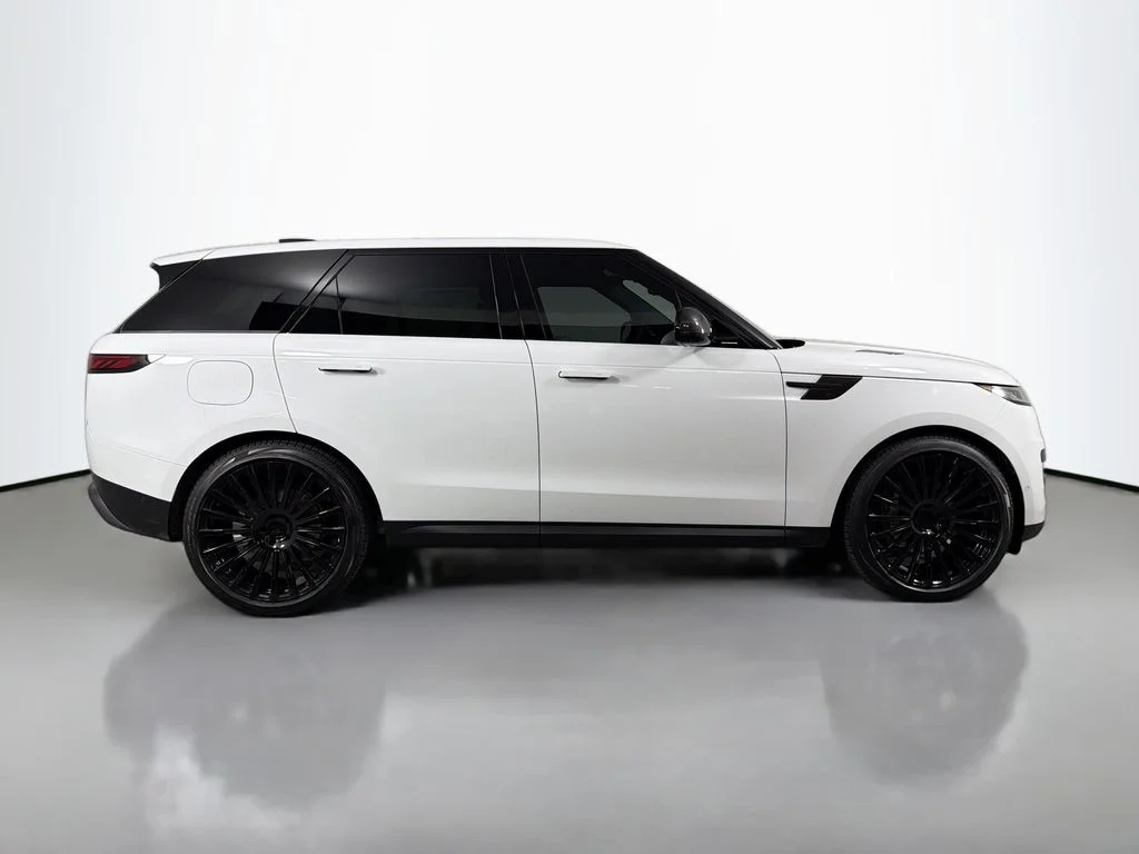 New 2026 Fuji White Land Rover SE image 4