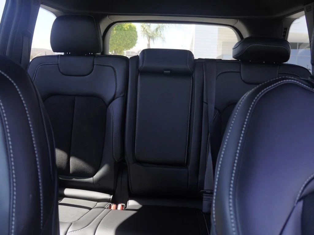 New 2026 Silver Zynith Exterior Paint Jeep Altitude image 16