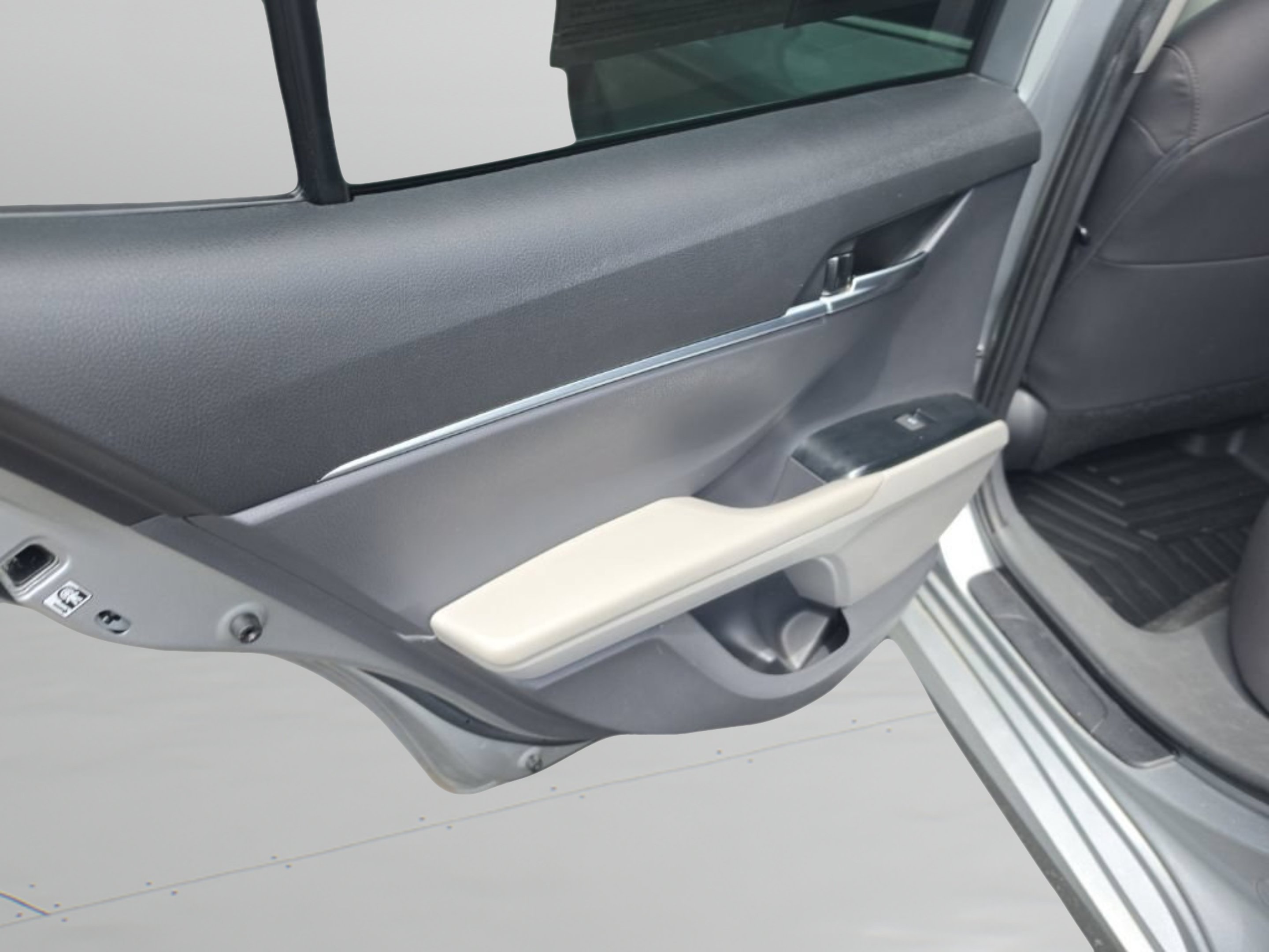 Used 2019 Silver Toyota LE image 27