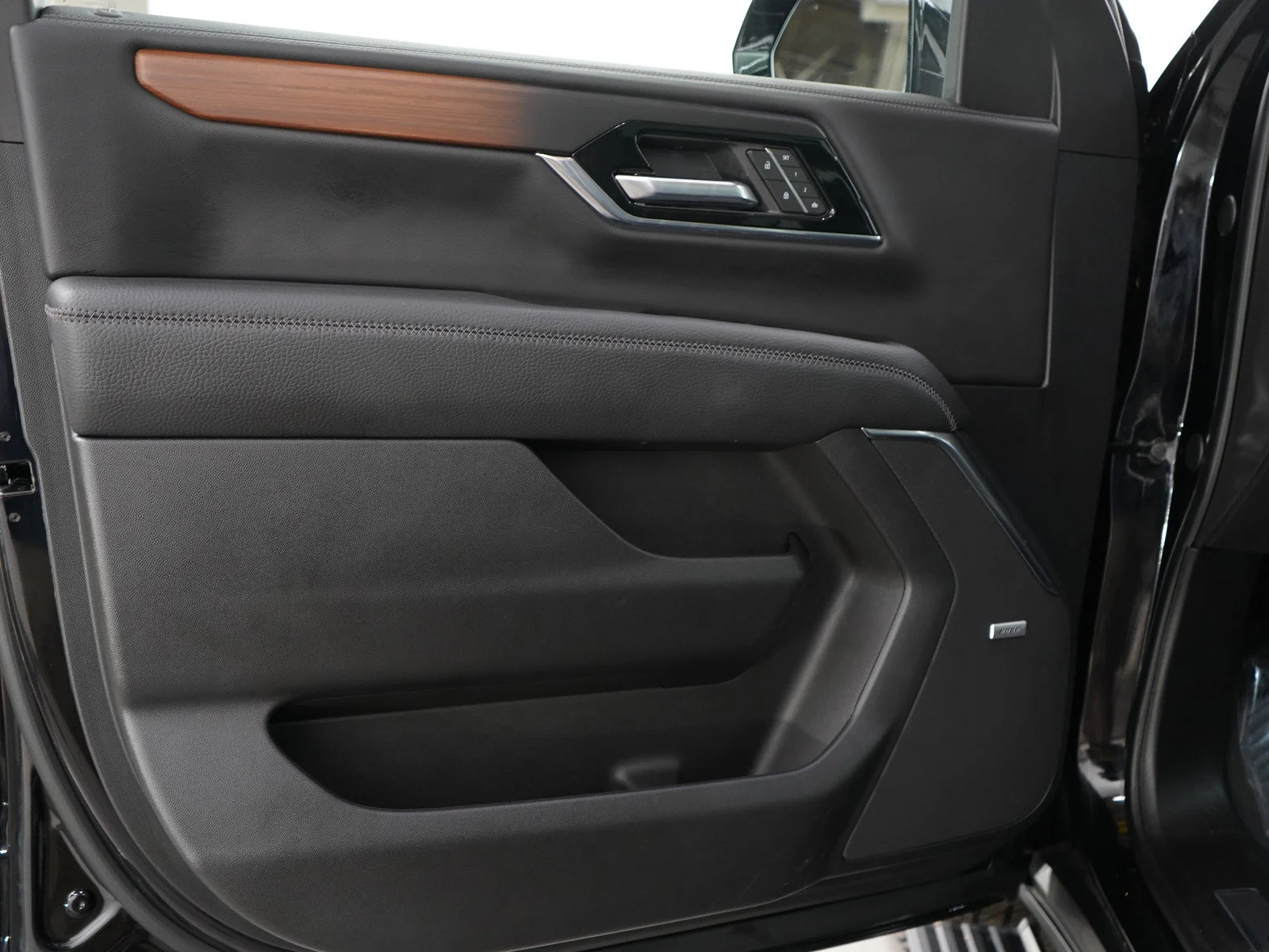 Used 2025  GMC Denali image 21