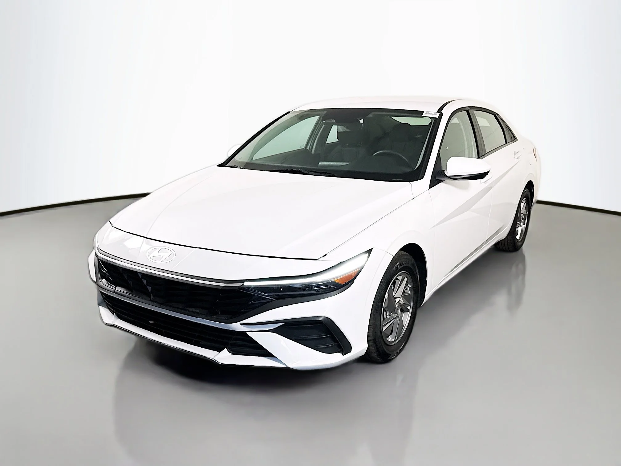 Used 2025 Serenity White Hyundai SE image 3