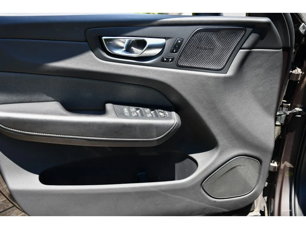 Used 2022 Platinum Grey Metallic Volvo R-Design image 27