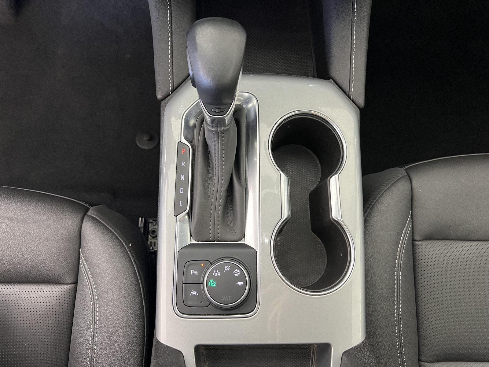 Used 2025 Summit White Chevrolet LT image 17