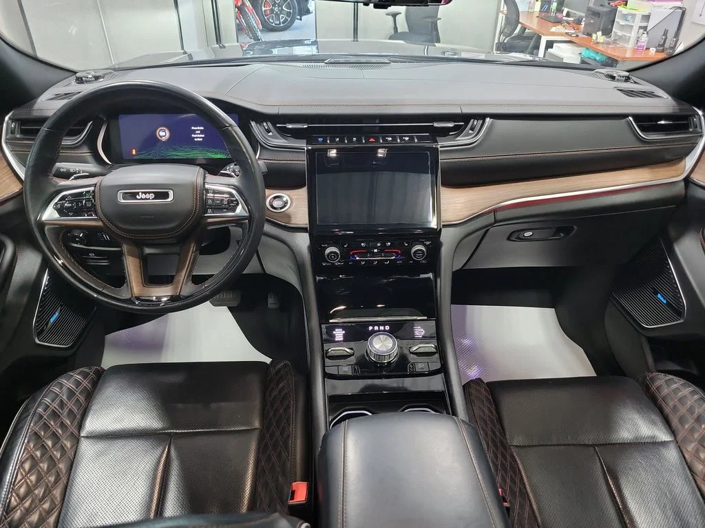 Certified Used 2022 Gray Jeep Summit 4xe image 3