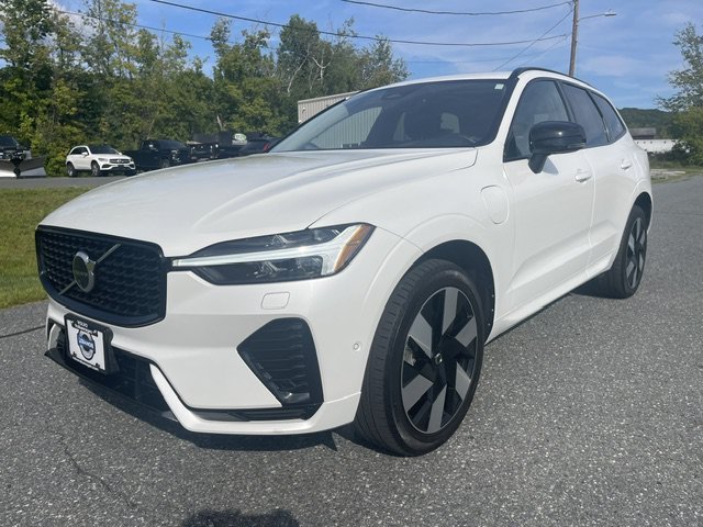 Used 2024 White Volvo Plus Dark Theme image 1
