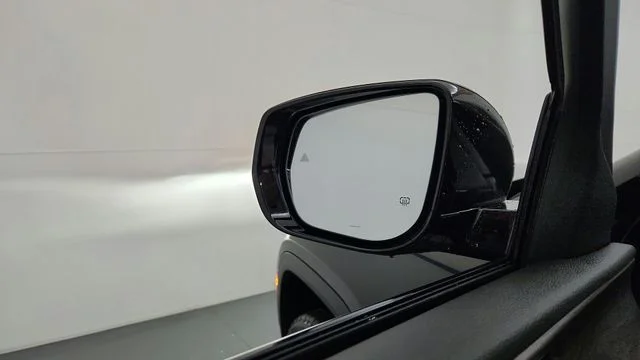 New 2026 Diamond Black Crystal Pearl-Coat Exterior Paint Jeep Laredo Altitude image 12