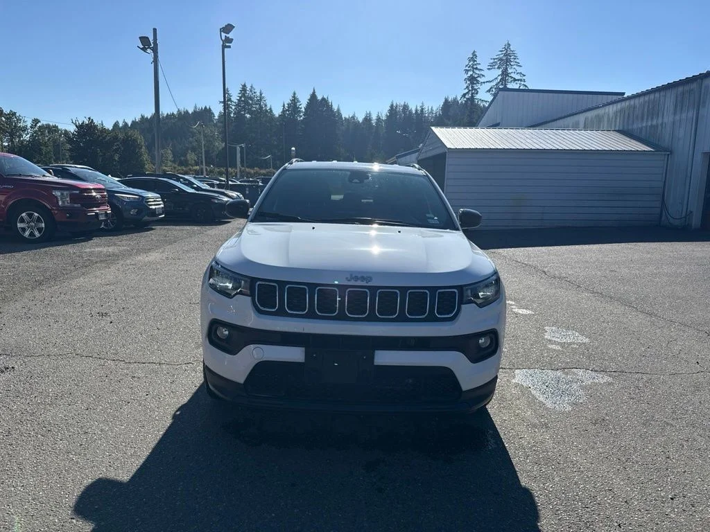 Used 2024 White Jeep Latitude image 8