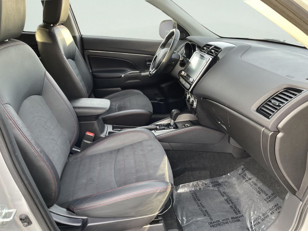 Used 2024  Mitsubishi 2.0 ES image 13