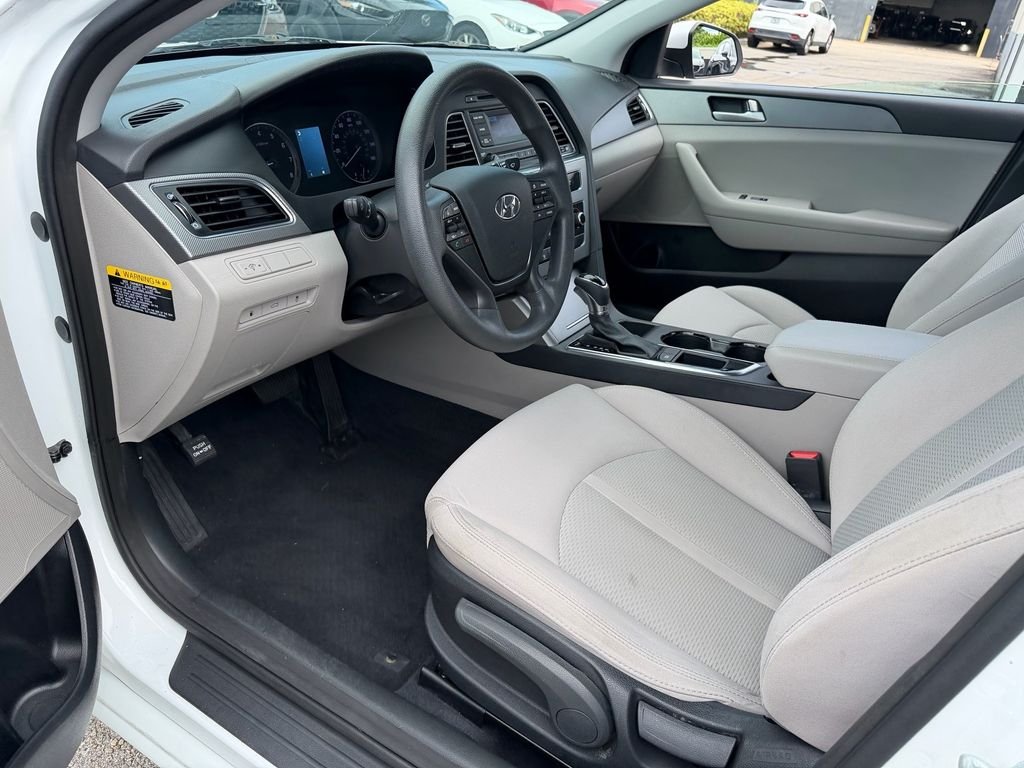 Used 2015 White Hyundai SE image 11