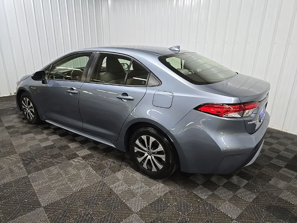 Used 2021  Toyota LE image 9