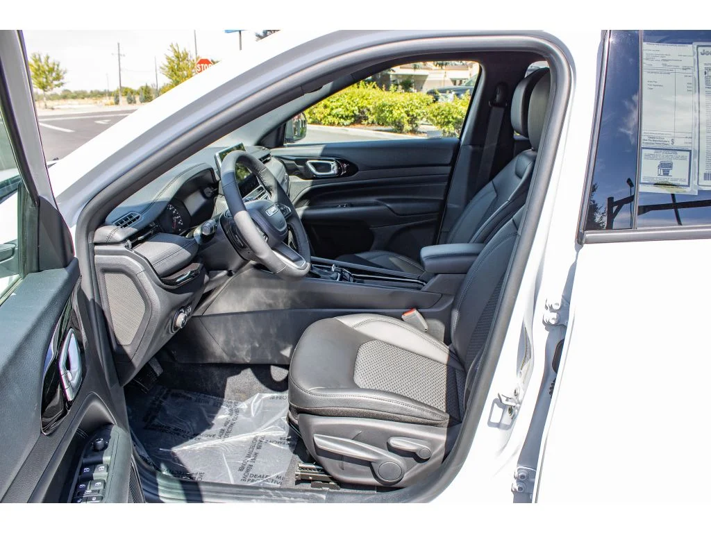 New 2026 Bright White Clearcoat Jeep Latitude image 28