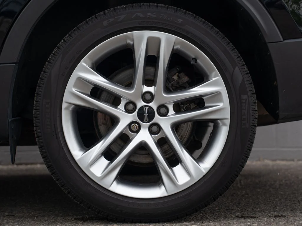 Used 2017 Black Lincoln Reserve image 13