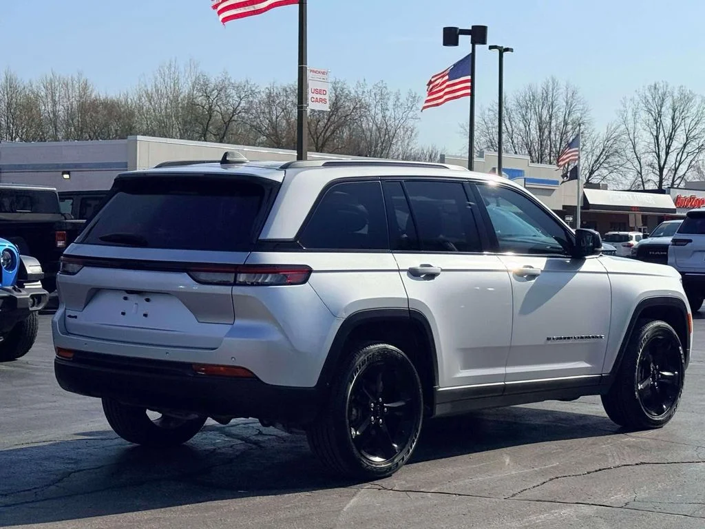 Used 2024 Silver Jeep Altitude image 7