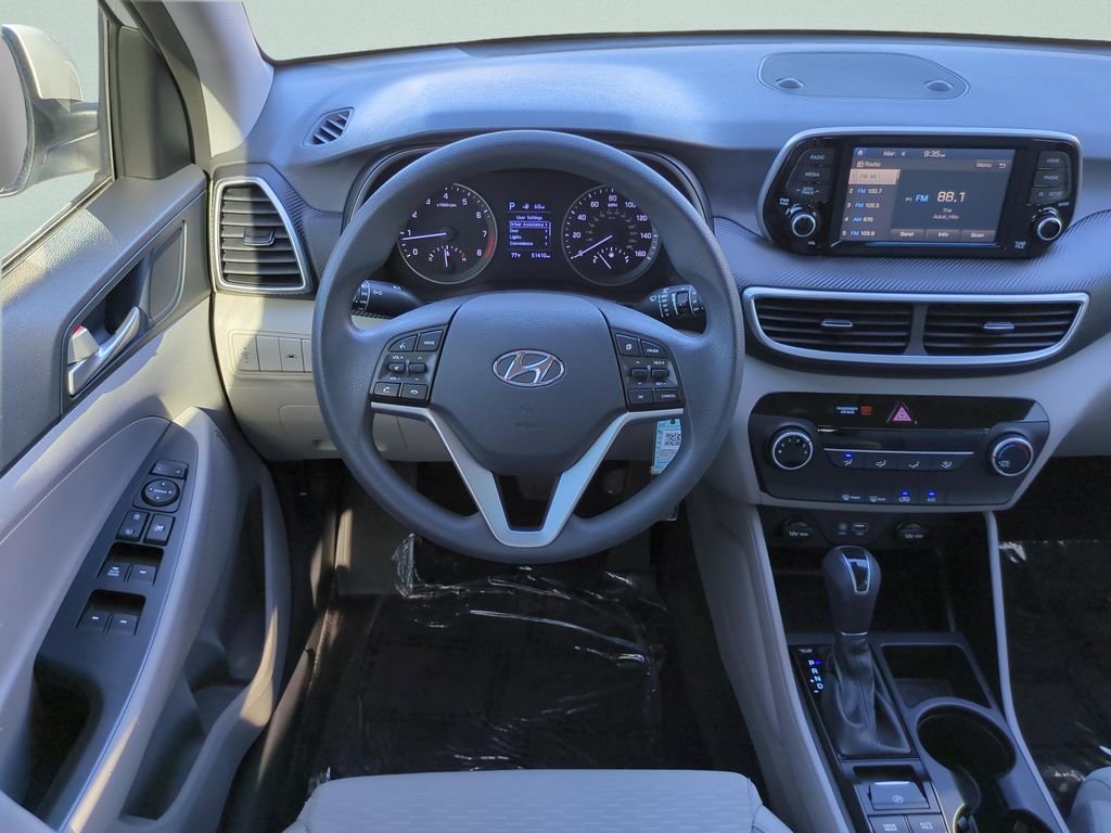 Used 2020 White Hyundai SE image 15