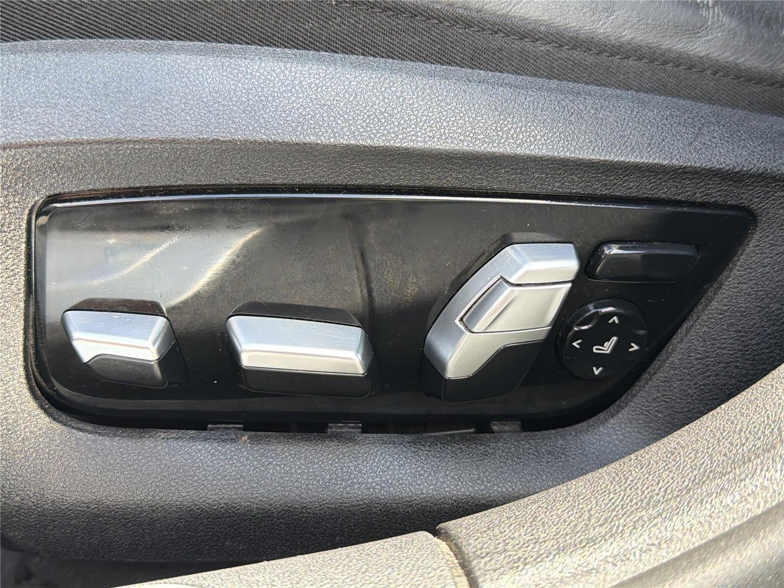 Used 2020 Black Sapphire Metallic BMW 740i xDrive image 19
