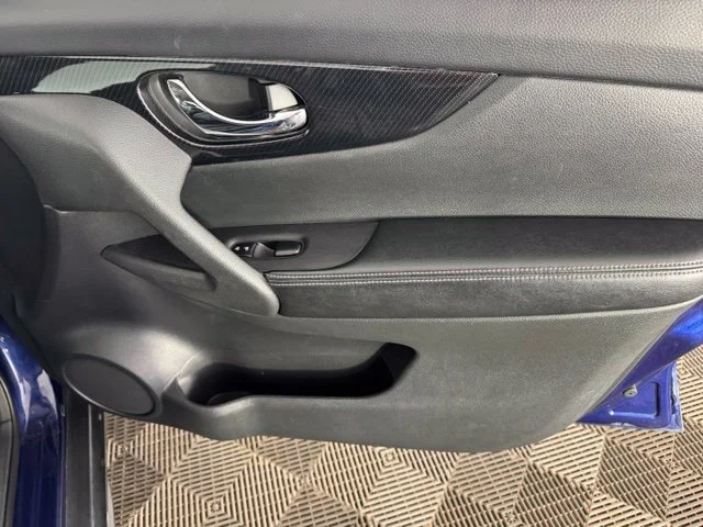 Used 2020 Blue Nissan SL image 14