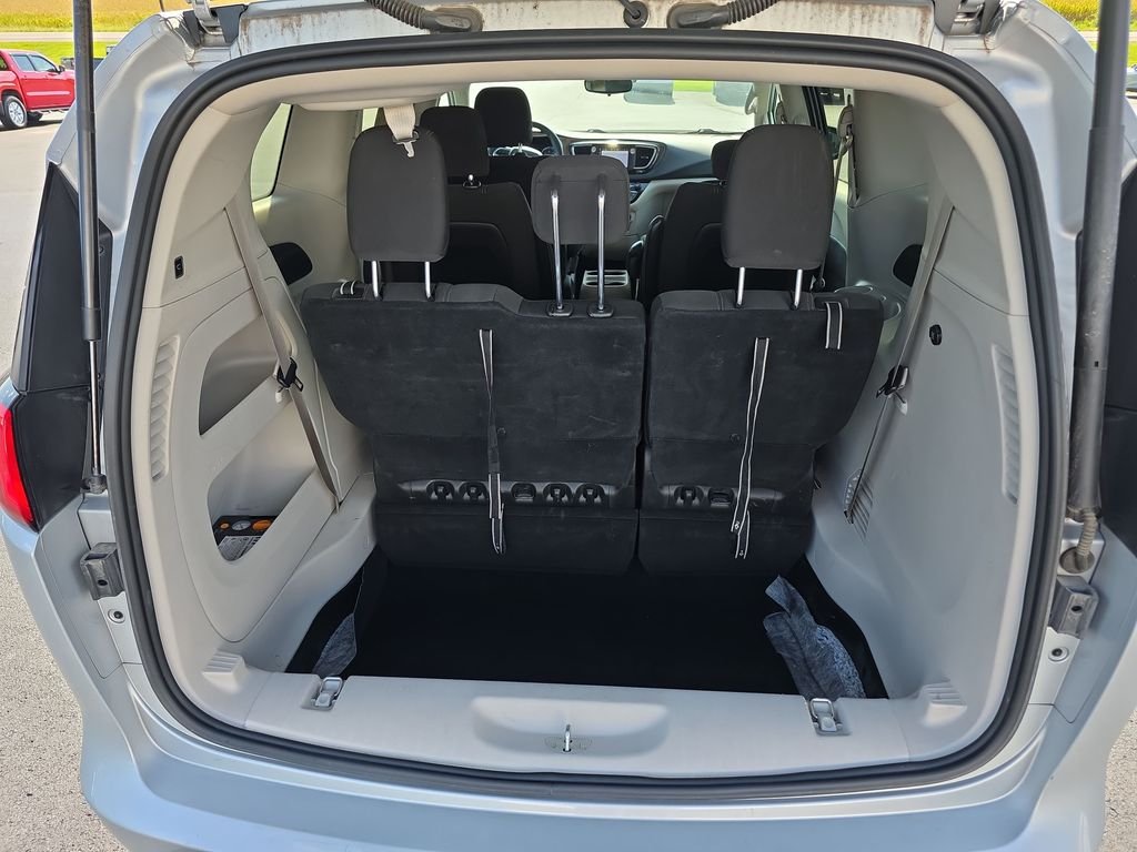 Used 2023 Silver Chrysler LX image 9