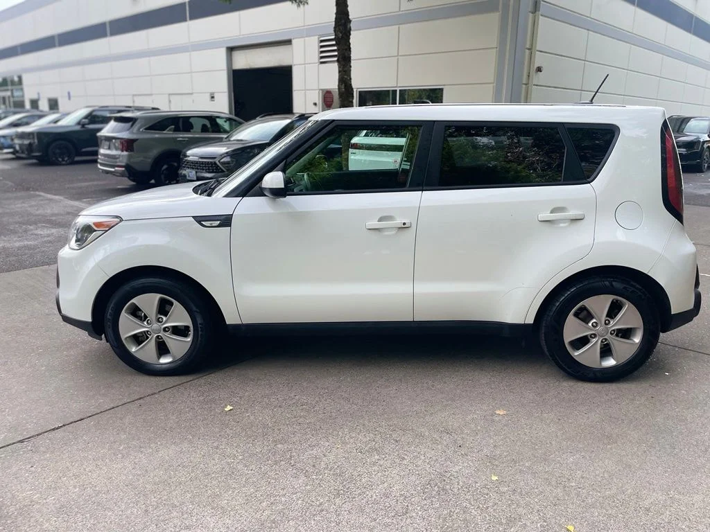 Used 2014 Clear White Kia Base image 7