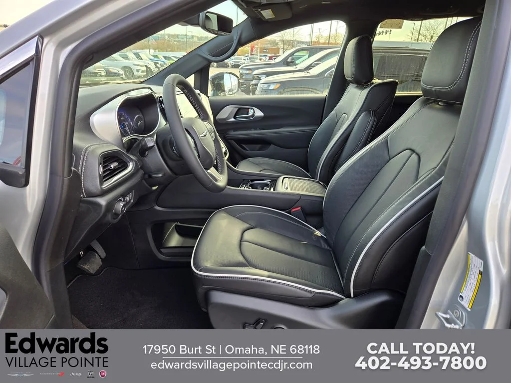 2026 Chrysler Pacifica Limited - Photo 12