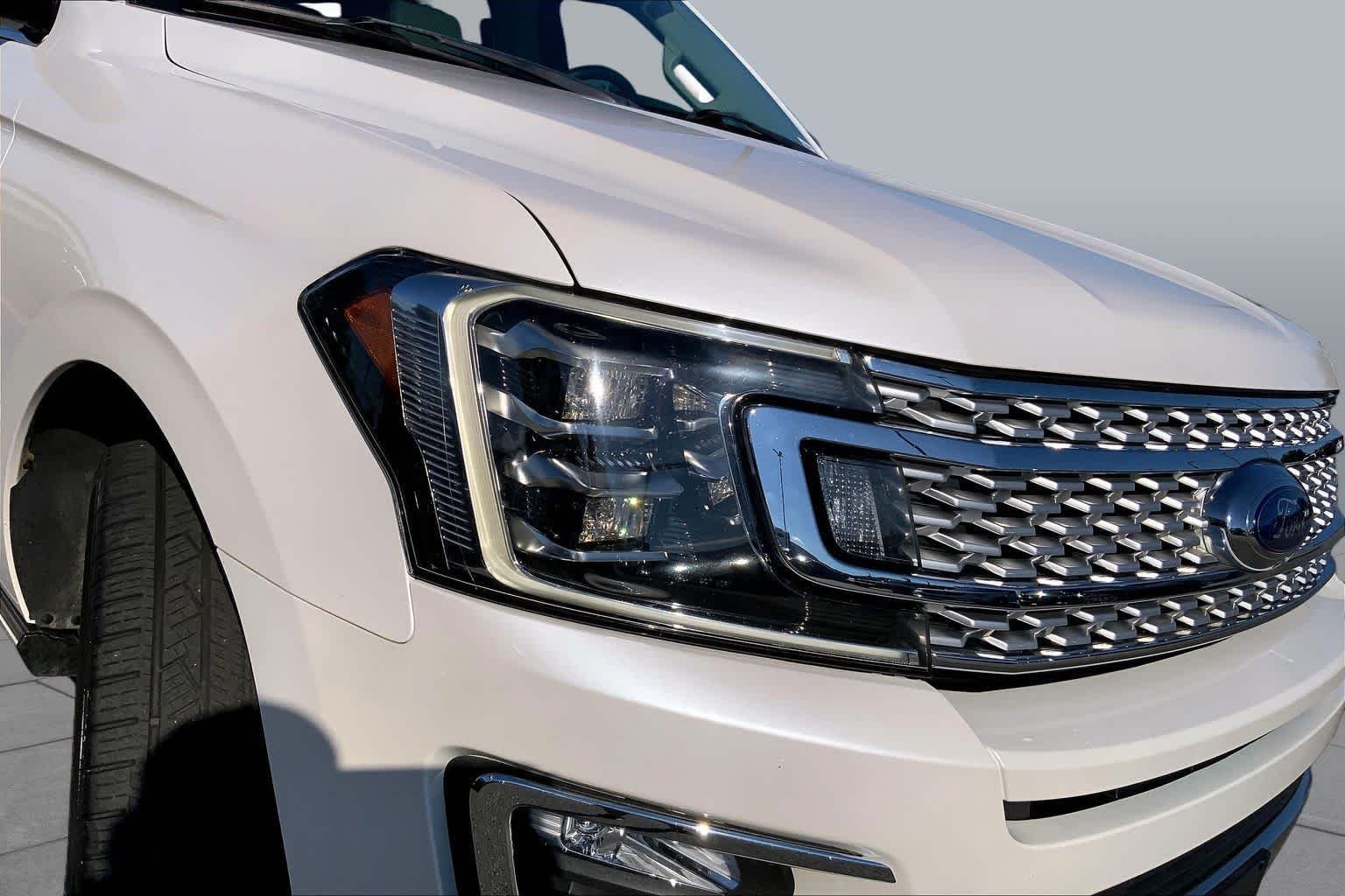 Used 2018 White Platinum Metallic Tri-Coat Ford Platinum image 24