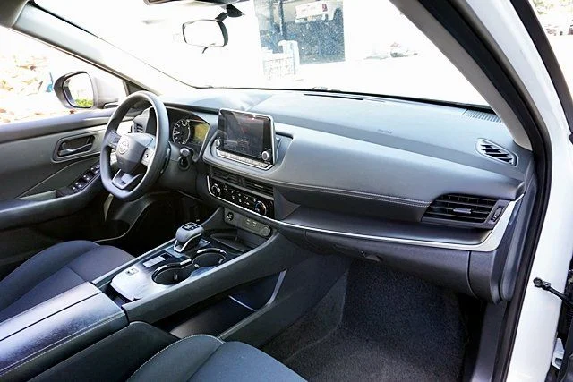 Used 2025 White Nissan S image 9