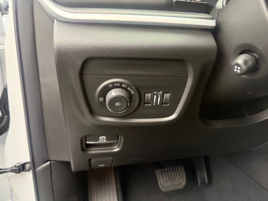 New 2026 Bright White Clear-Coat Exterior Paint Jeep  image 15