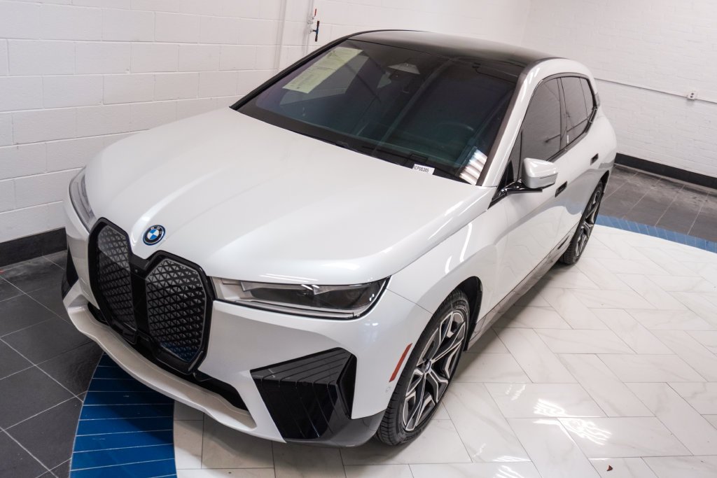 Used 2024 White BMW xDrive50 image 34