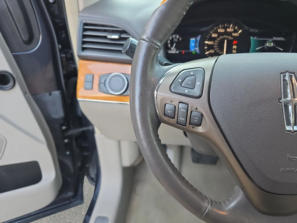 Used 2014 Smoked Quartz Metallic Tinted Clearcoat Lincoln Base image 18