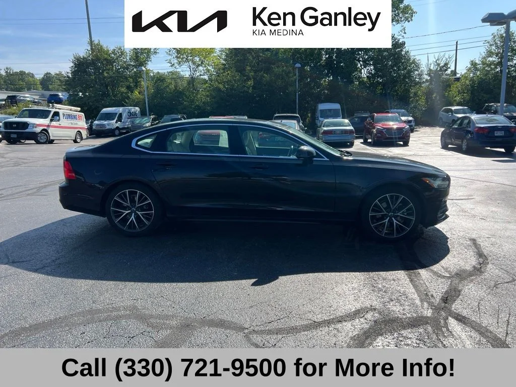 Used 2019 Black Volvo T5 Momentum image 4