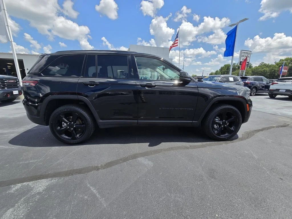 Used 2023 Diamond Black Crystal Pearlcoat Jeep Limited image 8