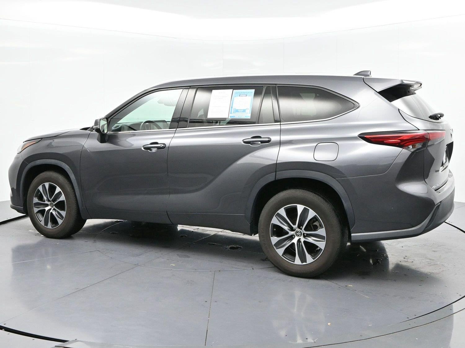Used 2022 Magnetic Gray Metallic Toyota XLE image 5