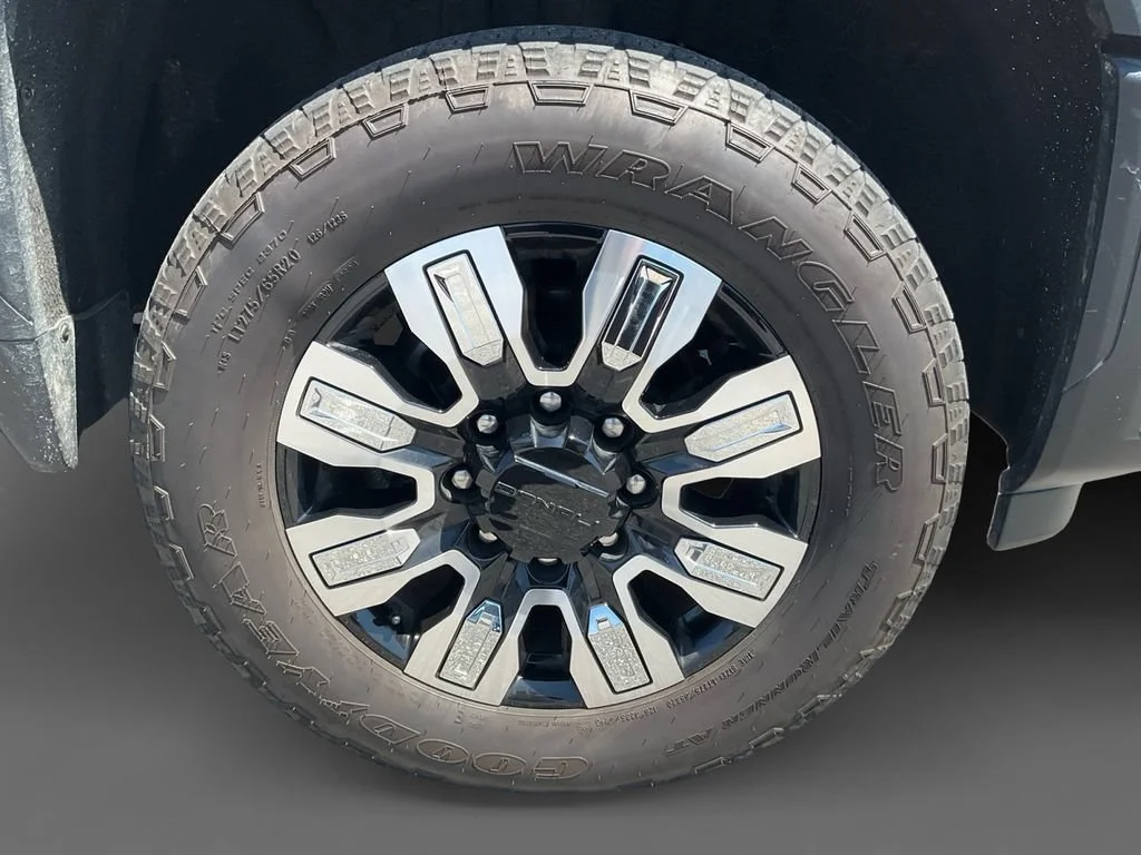 Used 2025 White Frost Tricoat GMC Denali image 11