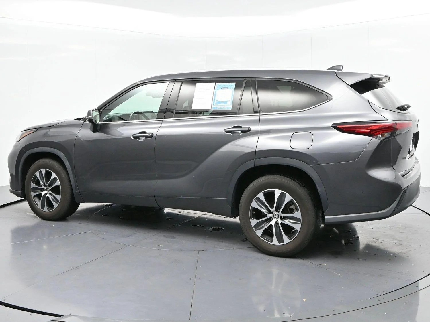 Used 2022 Magnetic Gray Metallic Toyota XLE image 5