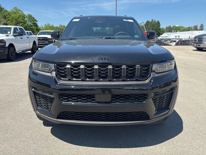 New 2026 Diamond Black Crystal Pearl-Coat Exterior Paint Jeep Altitude image 8