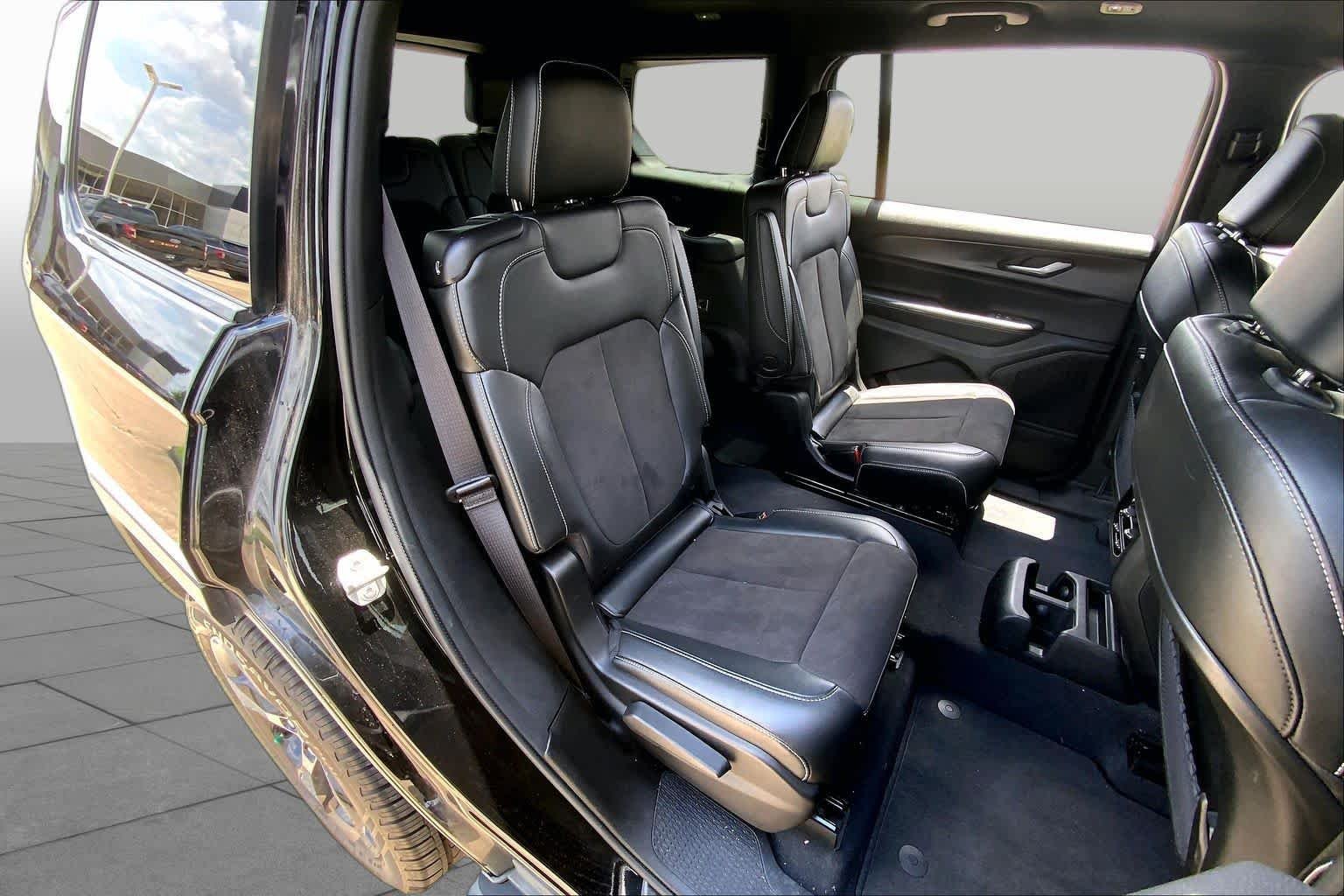 Certified Used 2023 Diamond Black Jeep Altitude image 19