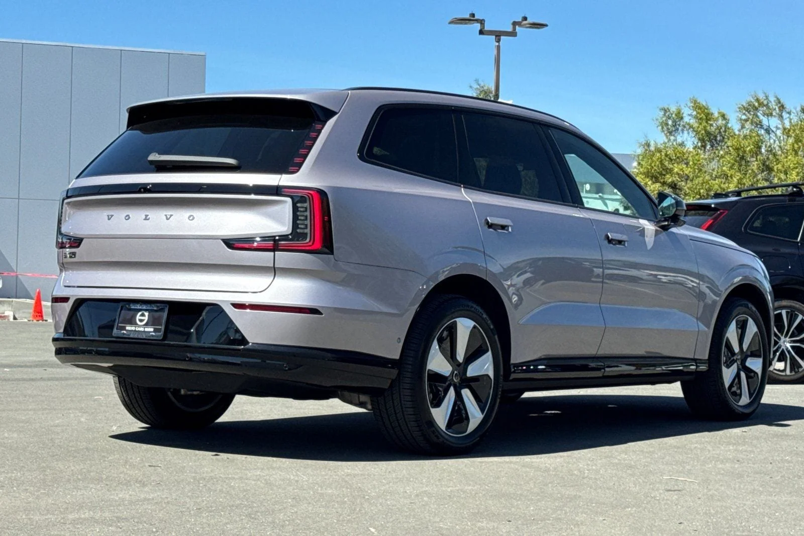 Used 2026 Aurora Silver Volvo Single Motor Plus 7-Seater image 2