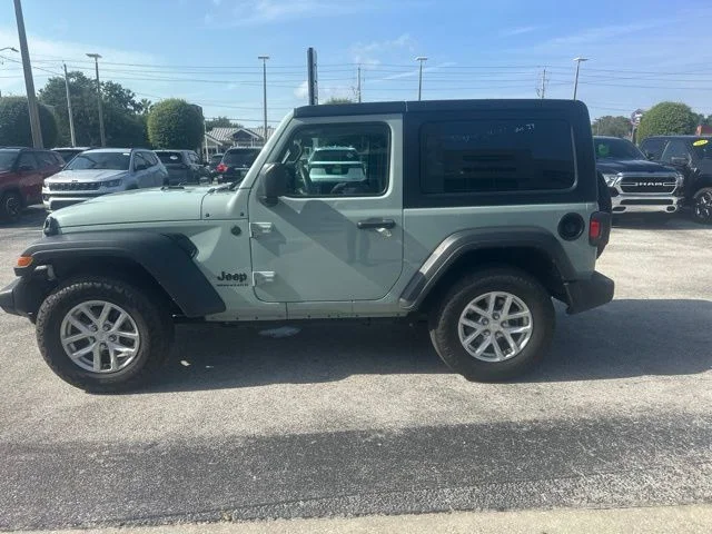 Used 2023 Gray Jeep Sport S image 4