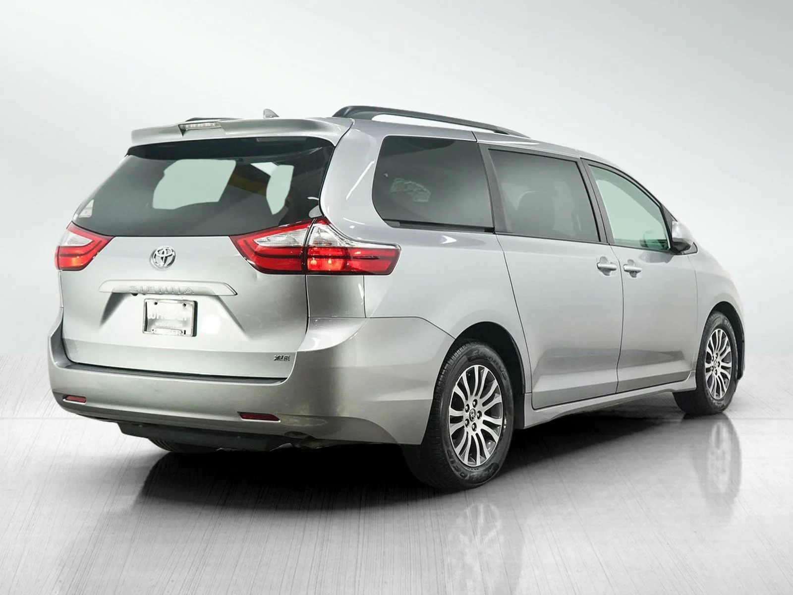 Used 2018 Silver Sky Metallic Toyota XLE Premium FWD 8-Passenger image 6