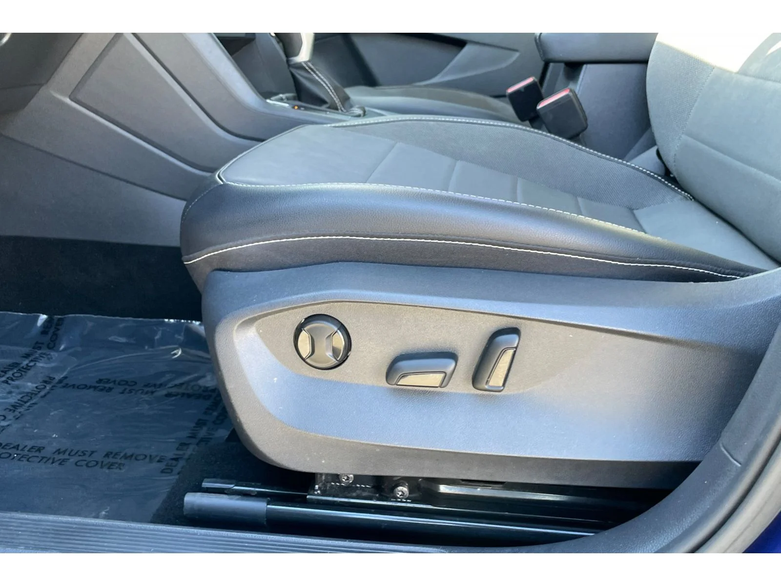Used 2023 Dusk Blue Metallic Volkswagen SE image 12