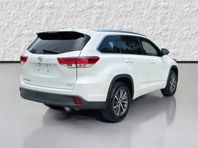 Used 2018 Blizzard Pearl Toyota XLE image 3