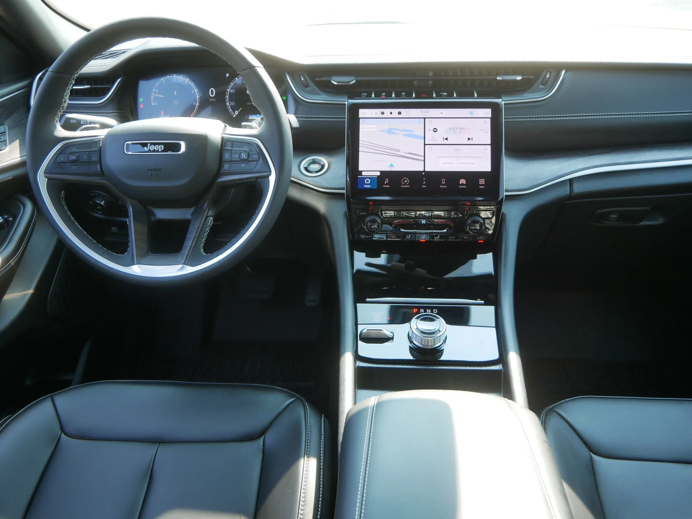 Used 2025 Diamond Black Crystal Pearlcoat Jeep Limited image 10