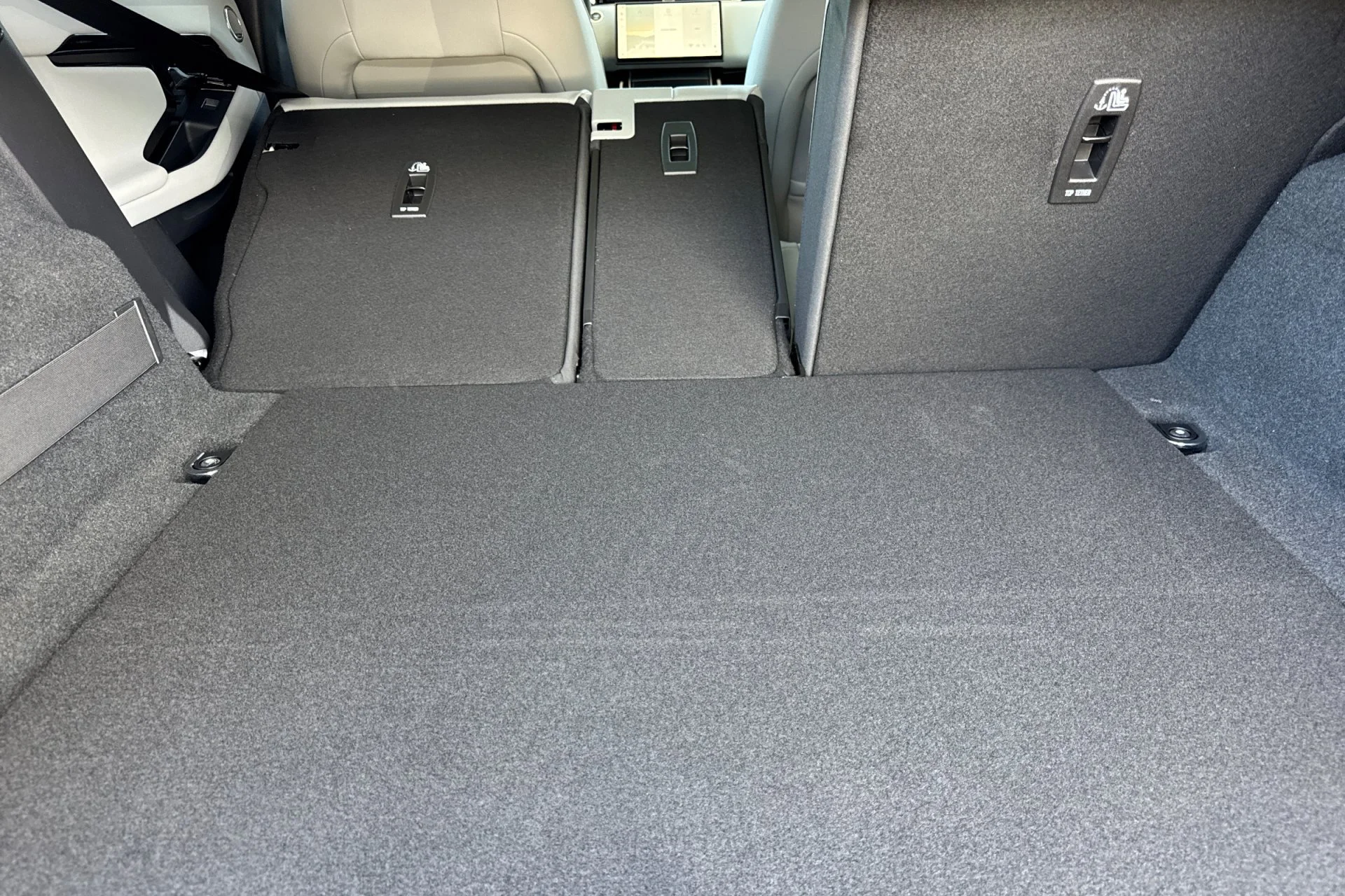 New 2026 ARROIOS GREY Land Rover Core S image 17
