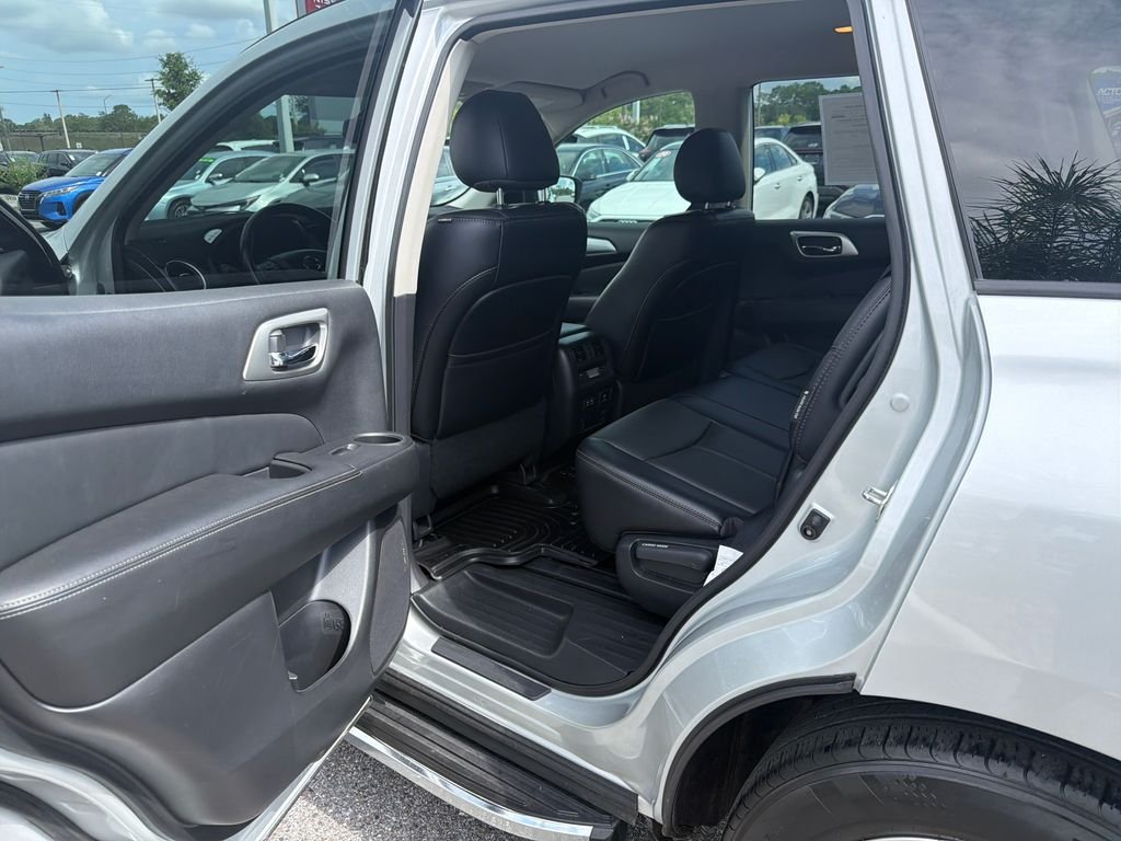 Used 2020 Silver Nissan SL image 24